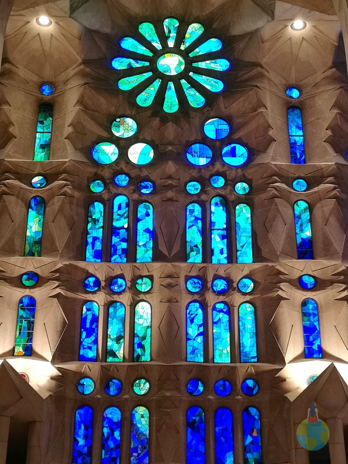 Barcelona Sagrada Familia, Gaudi, catedrala, interior, vitralii apus culori