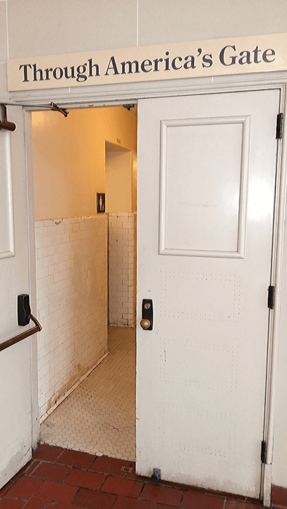 Cei care treceau de verificările de pe Ellis Island pe această ușă intrau în America