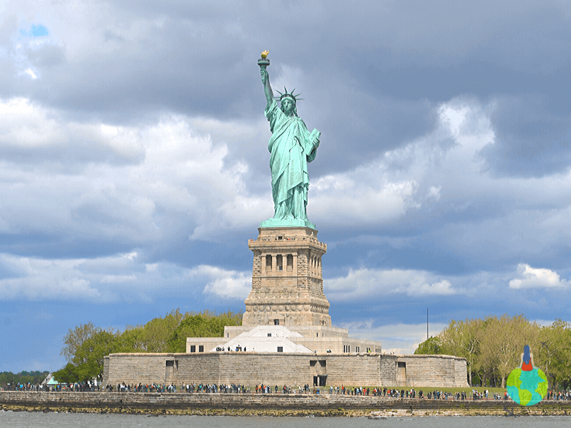 Statuia Libertății văzută de pe ferry în drum spre Ellis Island