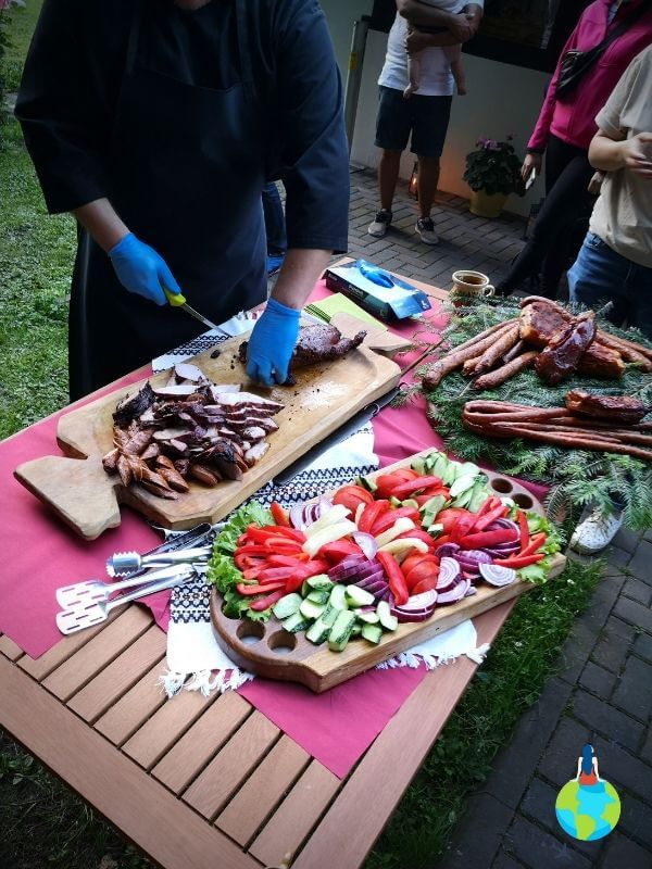 Mâncare tradițională - slăninuță, kaizer, cârnați de porc, de oaie, pastramă de pui alături de legume de sezon