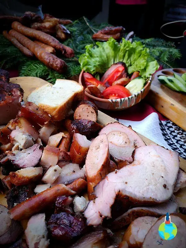 Mâncare tradițională - slăninuță, kaizer, cârnați de porc, de oaie, pastramă de pui