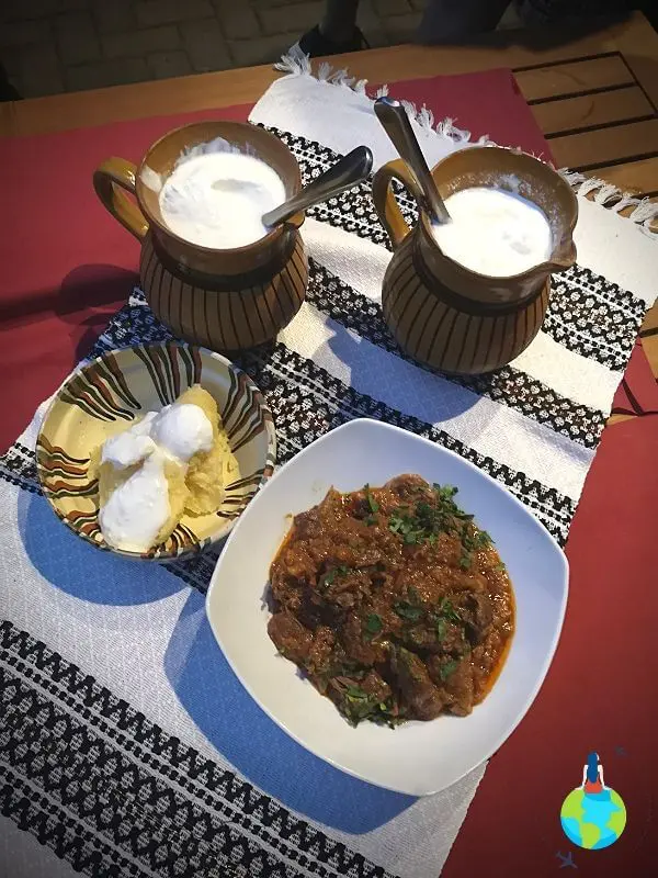Mâncare tradițională -Tocană de berbecuț, cu legume care se mănâncă cu chișleag (iaurt de casă) și mămăligă făcută din mălai și cartofi