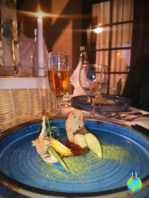 Mousse de Foie Gras servit cu mărar verde și trufe
