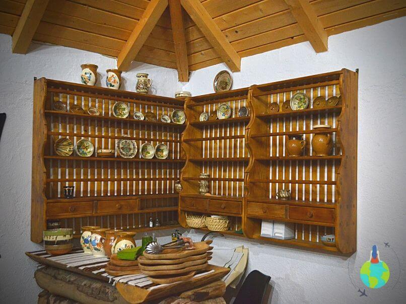Interiorul casei țărănești de La Conac în Bucovina
