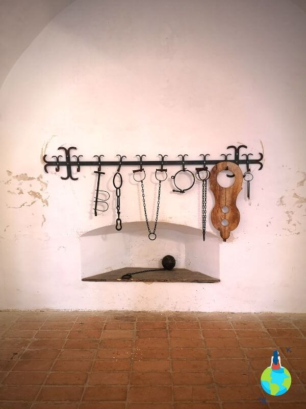Instrumente de tortură expuse în Cetatea Făgărașului