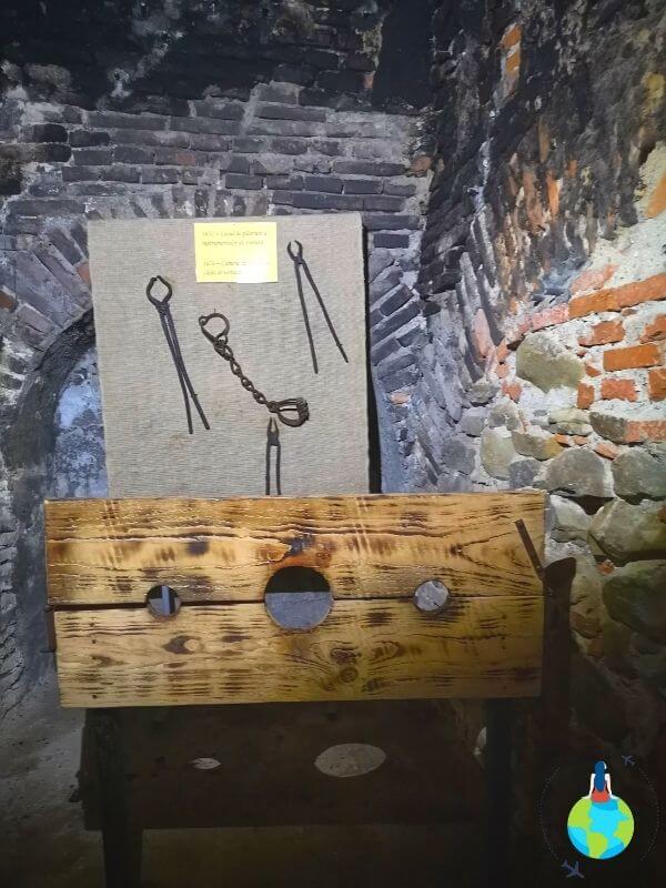 Instrumente de tortură expuse în Cetatea Făgărașului