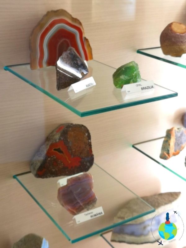 Minereuri expuse în Muzeul Aurului de la Brad