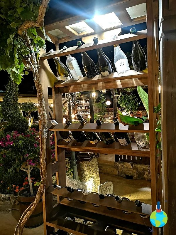 Grădina Restaurantului Emona Nessebar - Sticle de vin