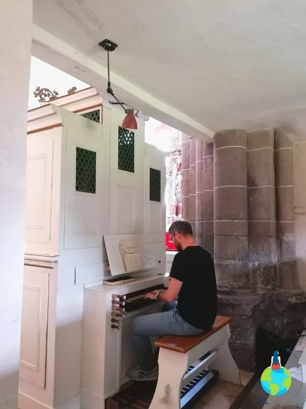 Un turist cântă la orga din mănăstire