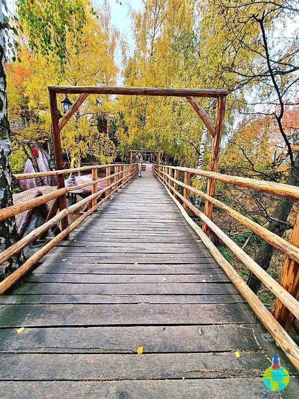 Podul de acces de la Valea cu povești