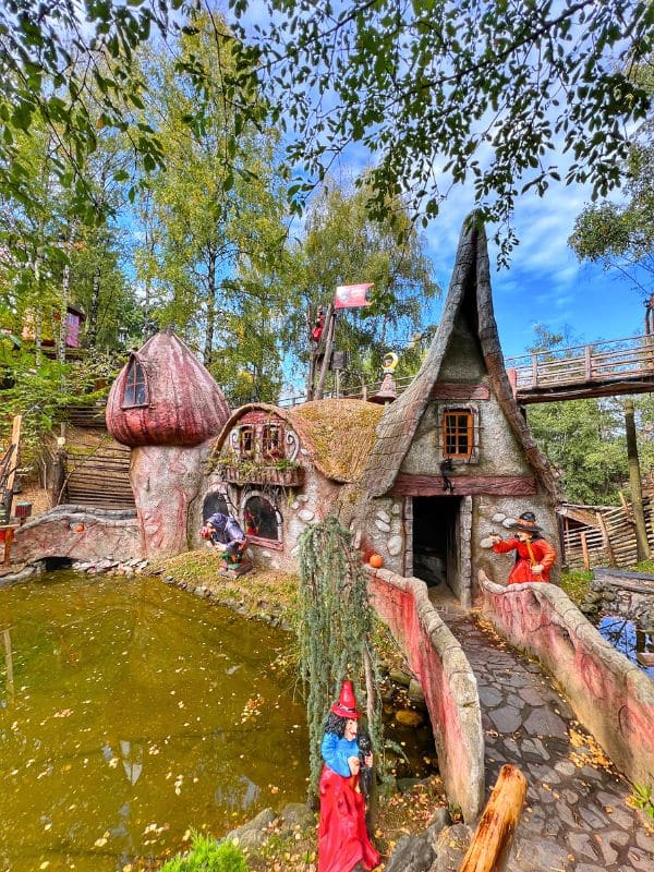 Casa Vrăjitoarei pe timp de vară