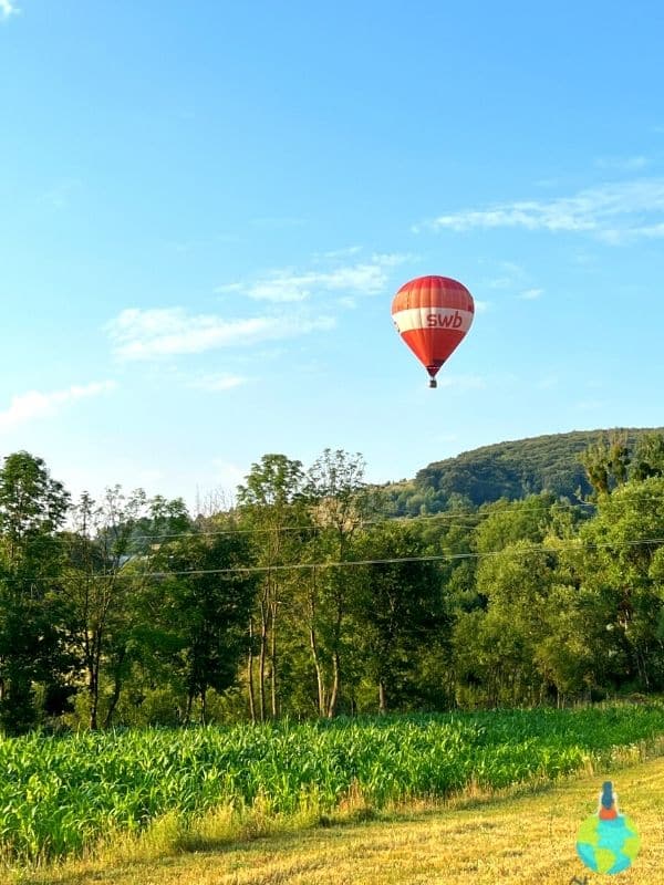 Zborul cu balonul deasupra unui sat din Transilvania